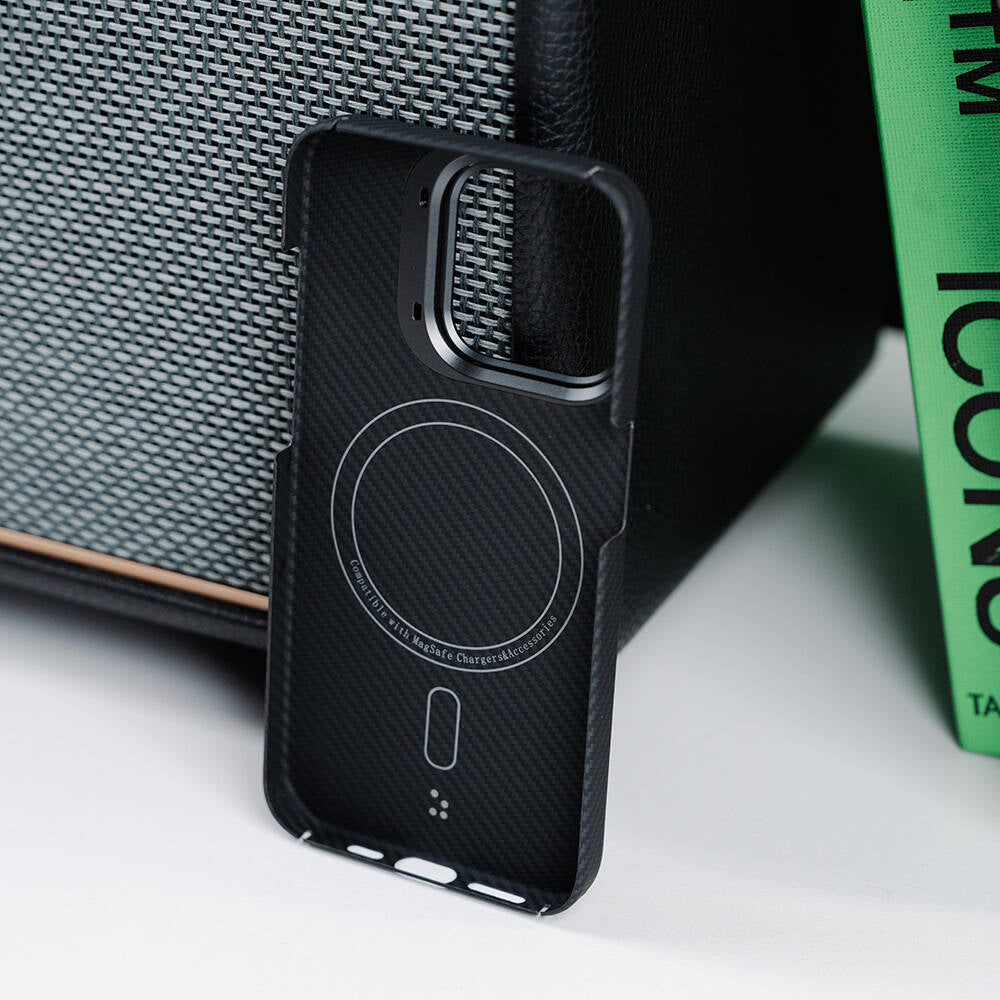 Apple iPhone 15 Pro Max Kılıf M-safe Şarj Özellikli 600D Kevlar Zore Krek Karbon Standlı Kapak Siyah
